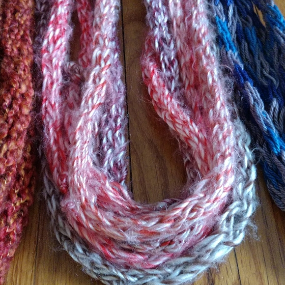 Lot of five handmade fingernail scarf necklaces - Picture 3 of 6